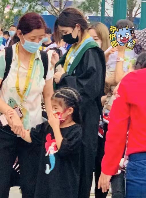 章子怡一家五口同出游，小儿子正面照罕曝光，与汪峰如同复制粘贴