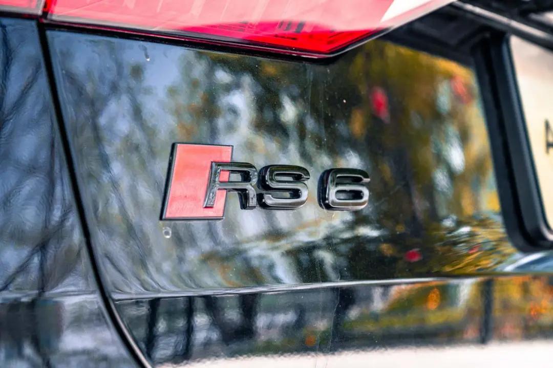 试完这台奥迪8缸性能车后发现，原来性能车也能很舒适