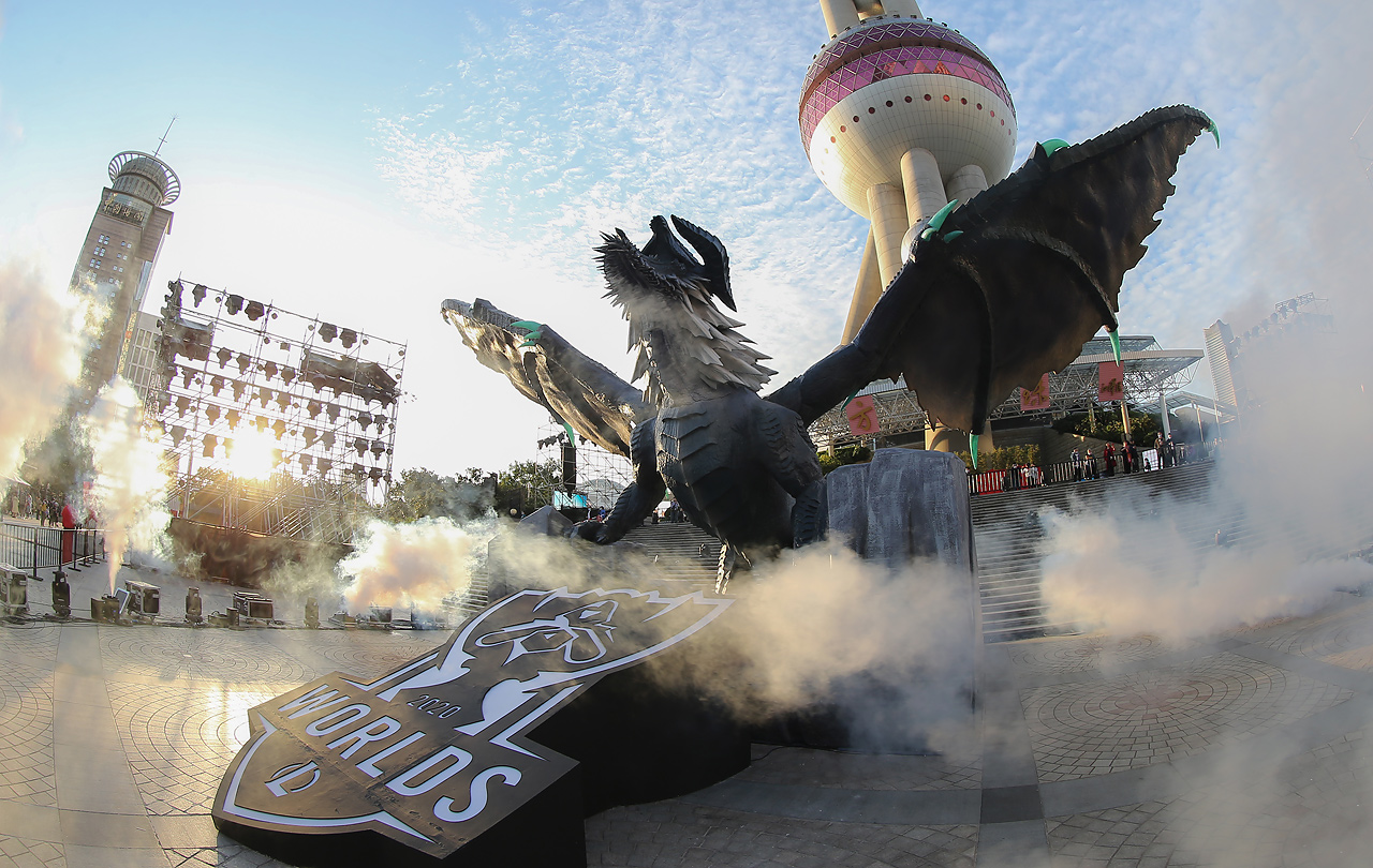 英雄联盟远古巨龙实体雕塑降临东方明珠塔，引燃全球总决赛激情