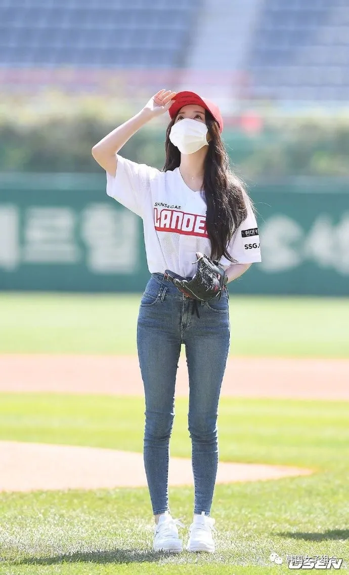 昨天第一次开球的这位女团爱豆,活力满满,青春靓丽