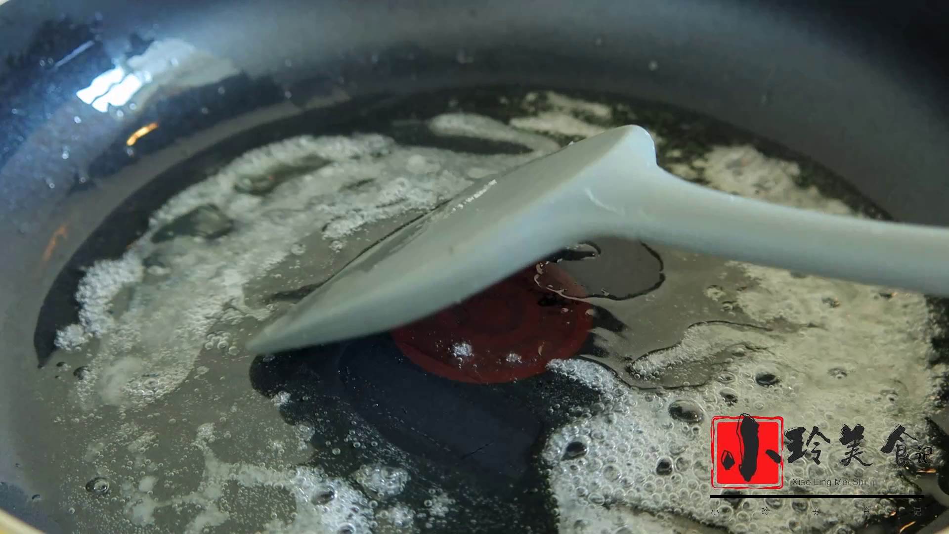 花生不油炸了，打入2個雞蛋，筷子一攪，咬一口嘎嘣脆，好吃上癮