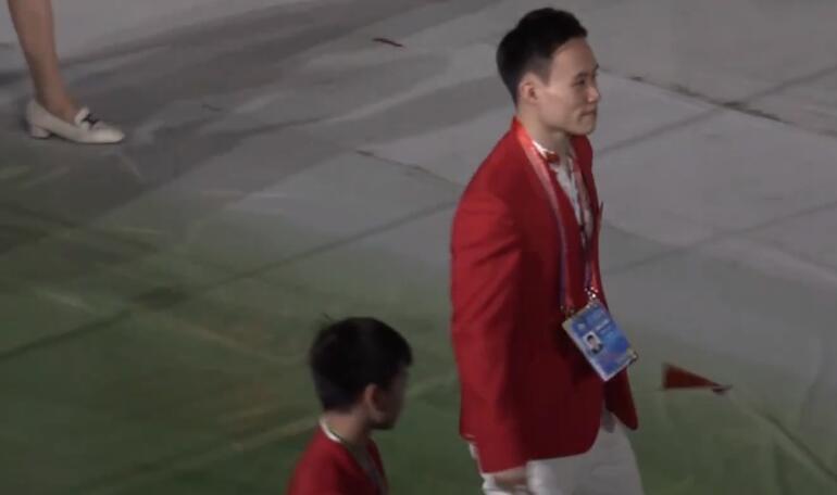 暖心！谢思埸全程保护全红婵：变身保镖+摄影师！网友：好贴心