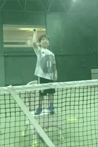 霍思燕晒照为7岁嗯哼庆生，一家三口亲吻、许愿，画面温馨