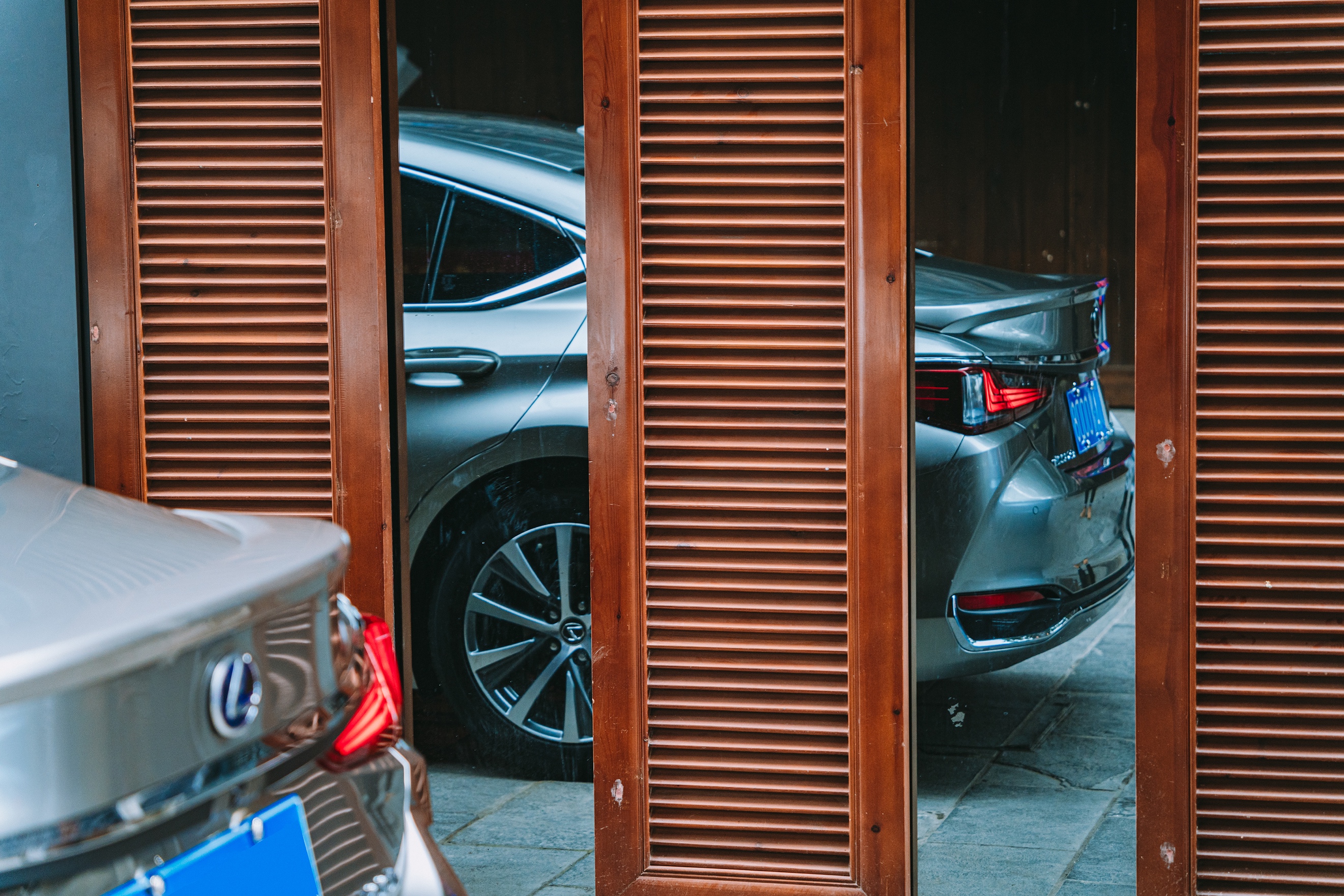 感受城市，需要一台安静并且舒适的雷克萨斯ES