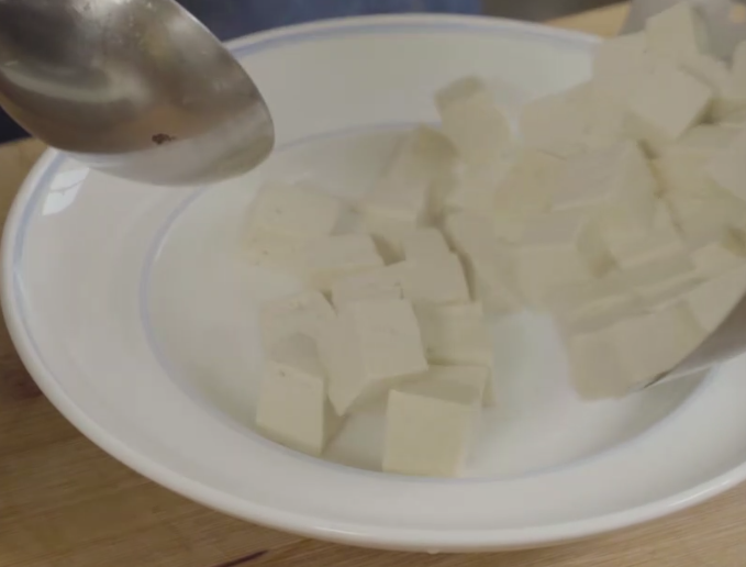 图片[1]-教你这样做油泼豆腐做法简单几分钟就能完成油温控制是关键-起舞食谱网