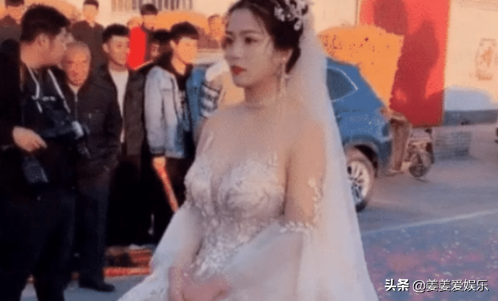 某音“最洋气新娘”火了，穿“无痕暗纹婚纱”