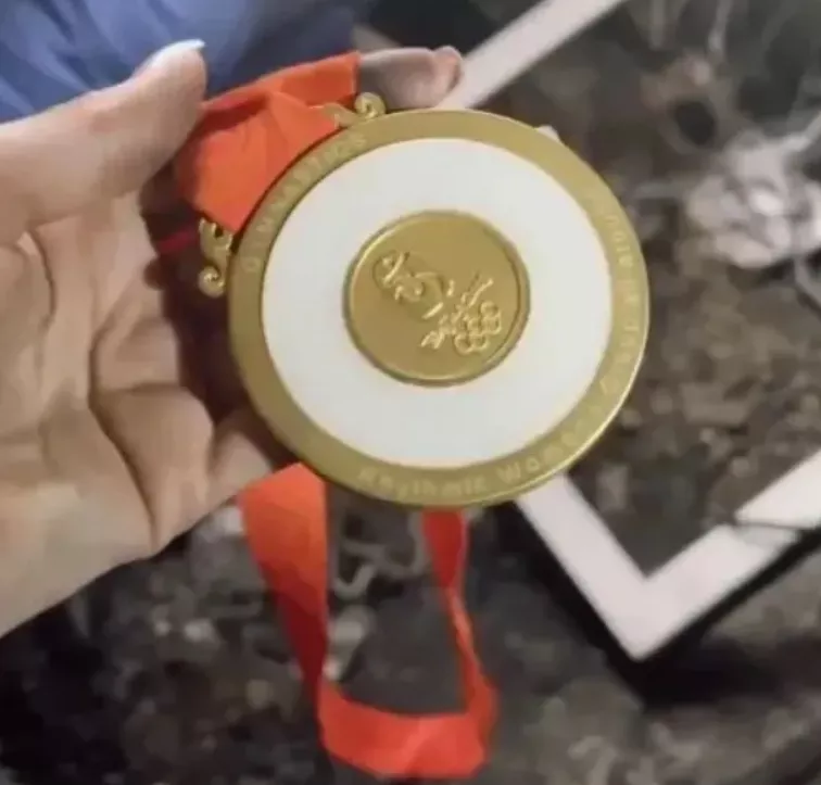 东京奥运会金牌竟然掉皮了，网友：这质量还不如我在义乌买的