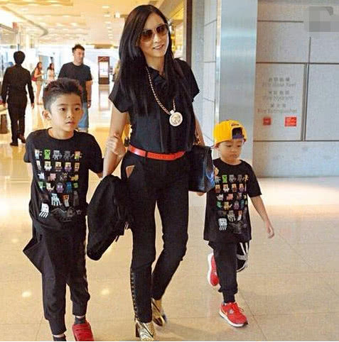 张柏芝晒大儿子近照，身高接近妈妈超有型，网