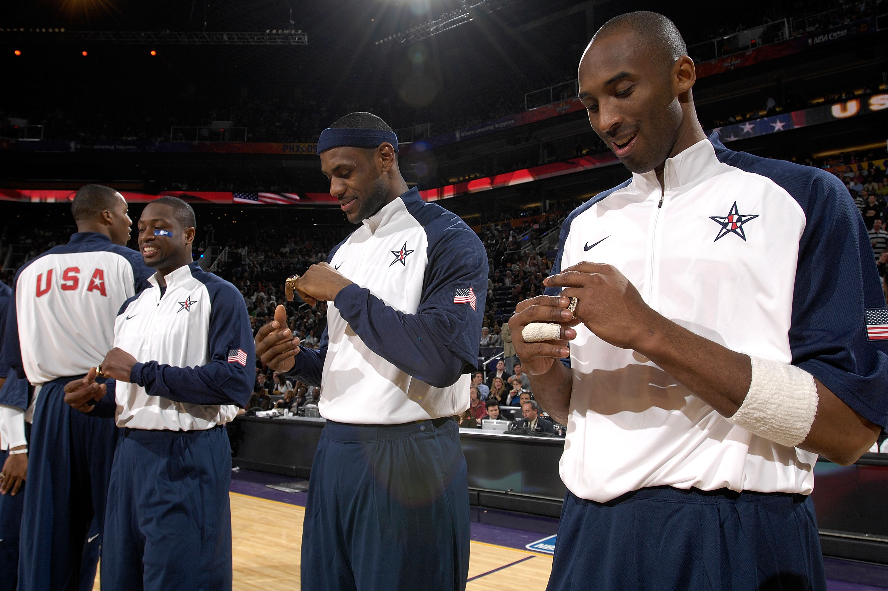 nba为什么发戒指(又不是总冠军，10年前的全明星赛为啥要给科比詹姆斯韦德发戒指？)