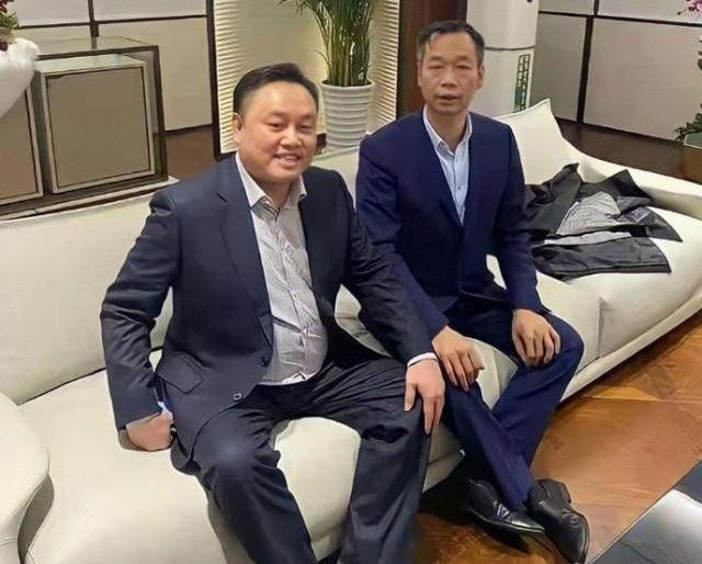 张近东：你公司股价跌了60%；黄光裕：呵呵，你董事长都没得做了