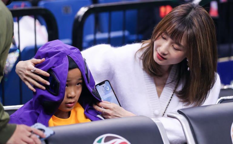 Guangdong trends! Du Feng is favorite Hu Mingxuan, zhao Rui becomes nurse, couplet of too beautiful A has week roc wife bit of skin