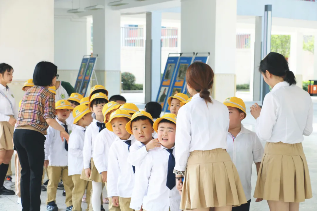「百花快讯」看！双流区实验小学外国语学校校园惊现小黄帽