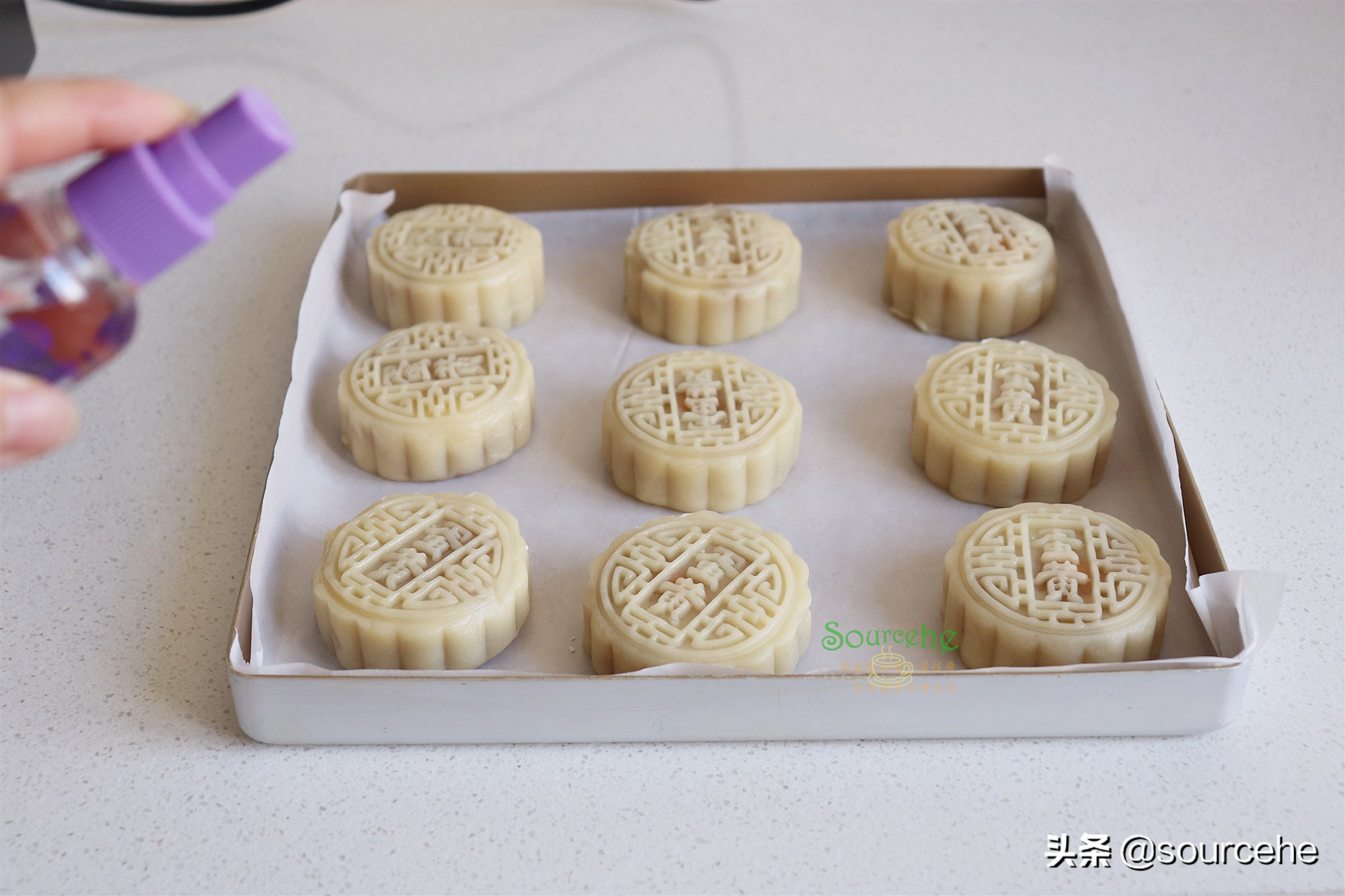 广式莲蓉蛋黄月饼，掌握3个技巧，色泽金黄，皮薄香润，回油快