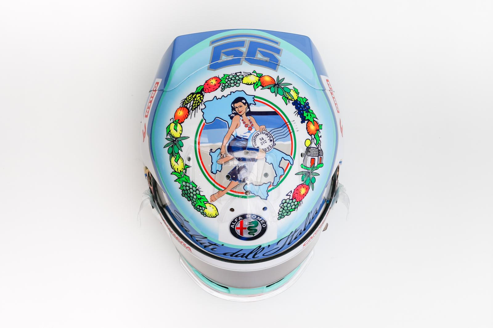 阿尔法·罗密欧竞速F1车队安东尼奥·吉奥维纳兹戴幸运头盔出赛