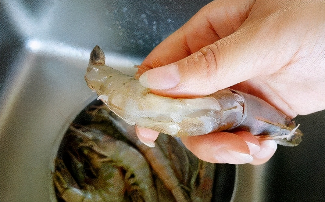做油燜大蝦，記住2個技巧，蝦肉不腥香味濃味道好，教您正確做法
