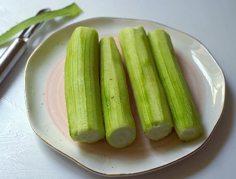 图片[2]-清炒丝瓜的做法步骤图 丝瓜翠绿脆嫩不发黑-起舞食谱网