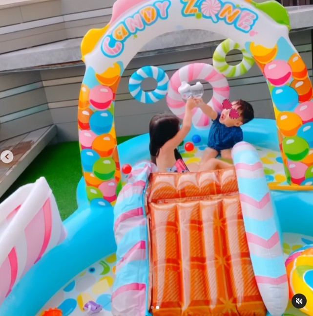 周杰倫與女兒坐豪車同框，5歲小周週紮馬尾穿皮衣，時尚感十足