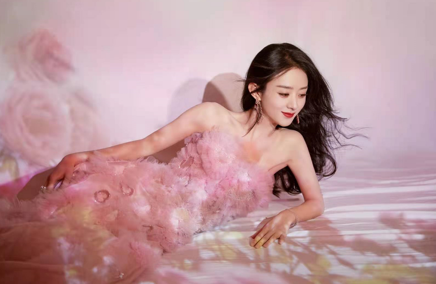 赵丽颖穿心形网纱裙，虽然是粉色但一改甜美气