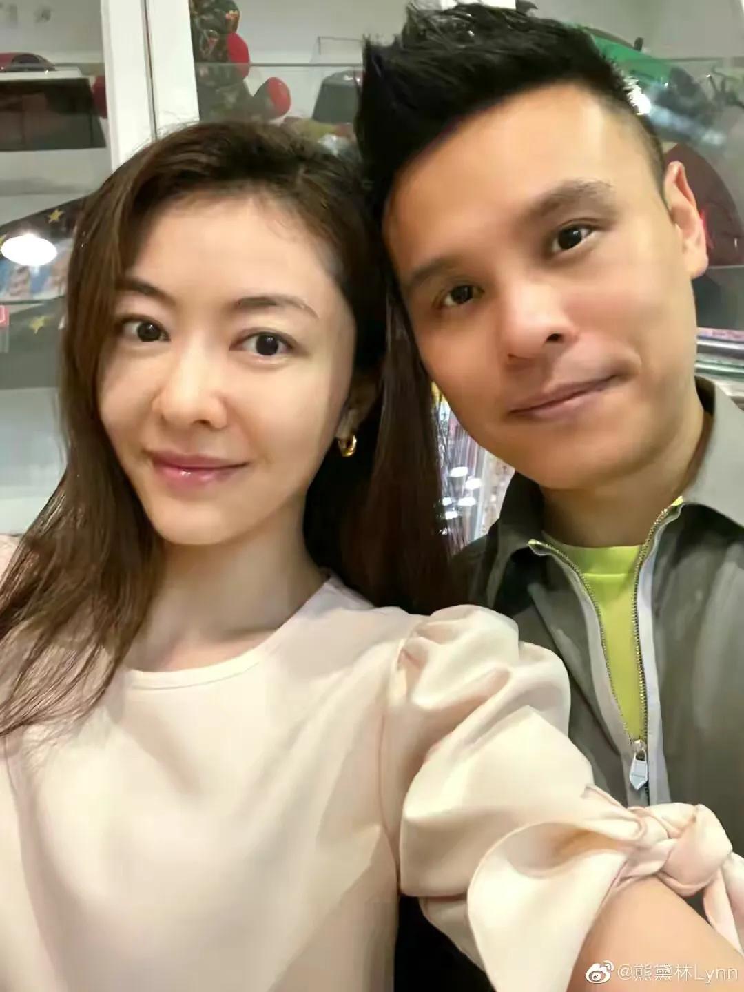 熊黛林双胞胎女儿上星二代学校，一年学费11万，姐妹穿校服很可爱