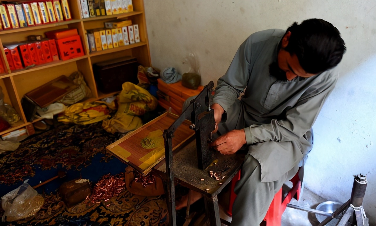 探访巴基斯坦狂野小镇：最大武器黑市在转型，不卖AK步枪卖手机