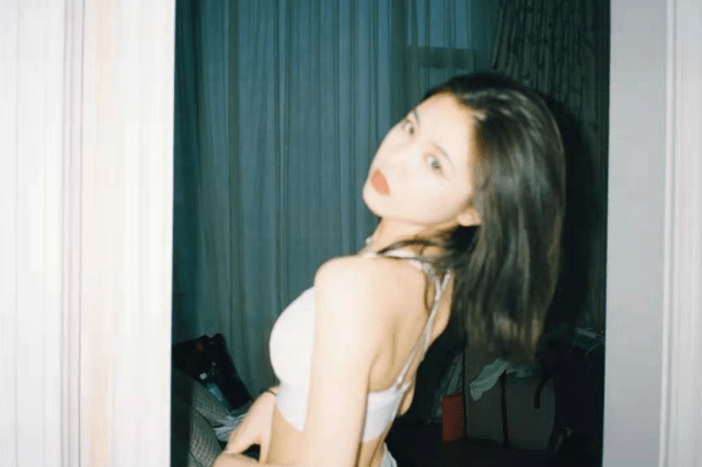 汪峰大女儿近照曝光，16岁小苹果化浓妆衣着性感，气质显成熟