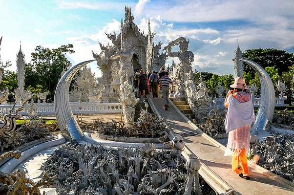 泰国“最梦幻”的白庙，洁白如琼楼玉宇，近看