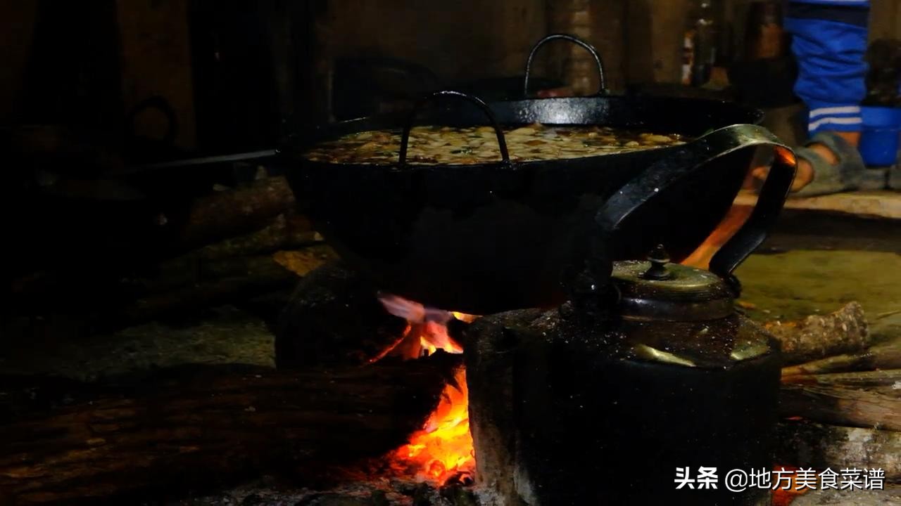 中国小伙在尼泊尔山区花96元砍了8斤猪肉，请当