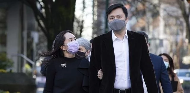 孟晚舟罕见与老公现身秀恩爱!孟晚舟穿黑衣好温柔,刘晓棕太帅气
