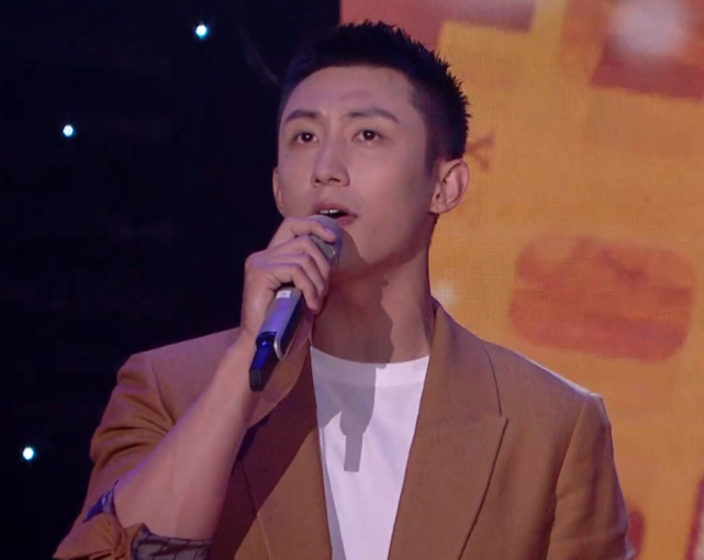 迪丽热巴直播中被求婚，看清男方汪涵及时阻拦