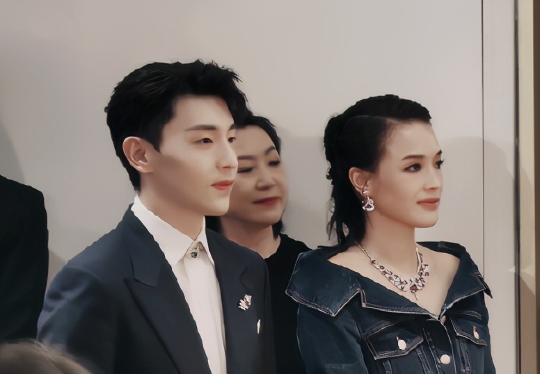 Photograph of activity of Deng Lunshu Qi came, shu Qi is dignified and elegant, has not Deng Lun drunk to begin above? 