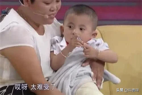 90厘米“袖珍女孩”，不顾父母反对生子，孩子出