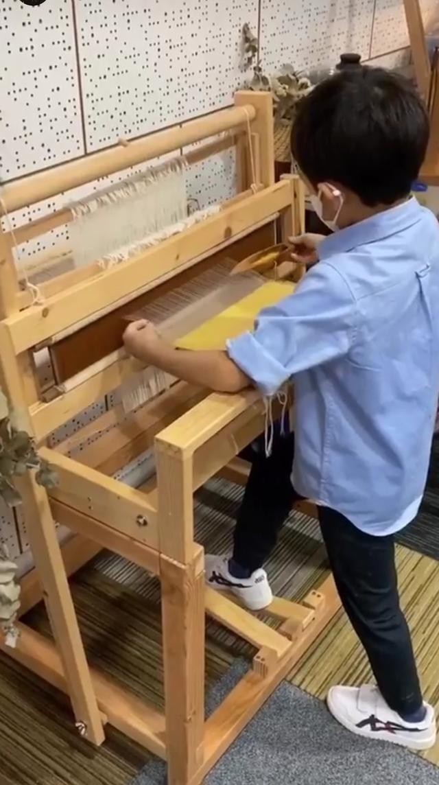 霍啟剛週末攜妻兒看畫展，兒子專注女兒秀氣，郭晶晶穿搭氣質佳