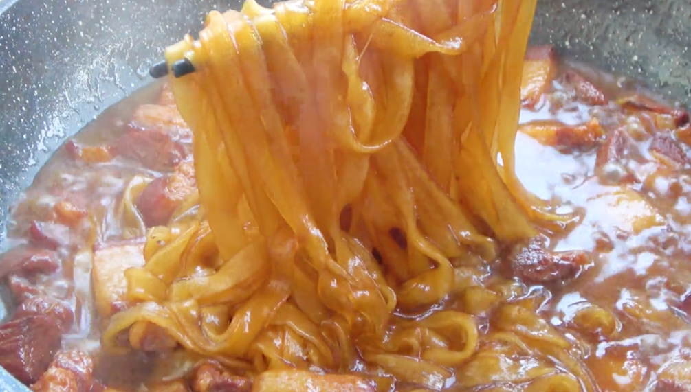 Pork stewed vermicelli, it's too cool to eat in cold weather, there is not even the soup left on the table, simply stewing a pot is not enough