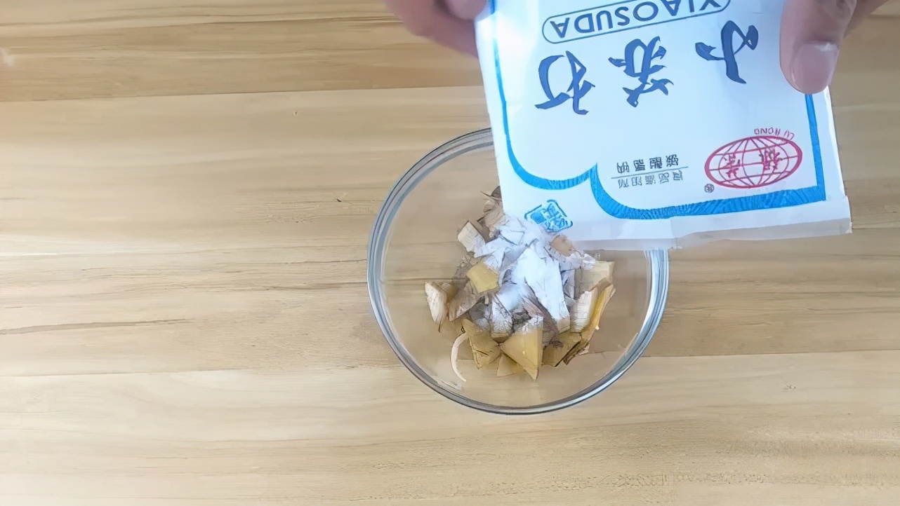 灭蟑螂不用药，只要一碗水，放到厨房角落里，蟑螂家族连根拔起