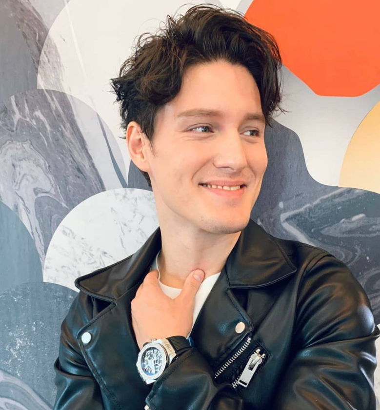 周华健儿子晒照被嘲，父子同框像兄弟，网友：混血儿子都长残了