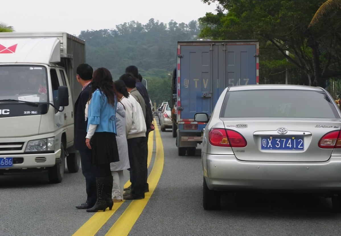 广东一条高速公路在改扩建，由4车道扩至8车道，预计2024年建成