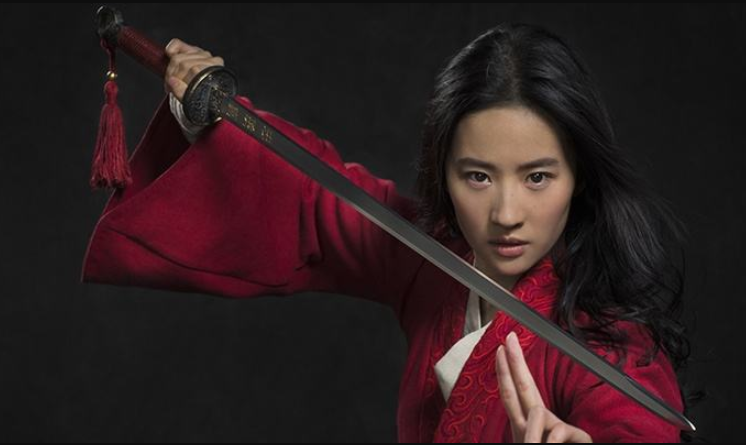 花木兰幕后花絮曝光，笑点满满，刘亦菲上演“女神疑惑”