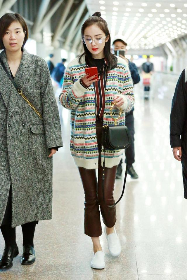杨幂也太有品了吧，用毛绒外套叠穿斑马纹衬衫