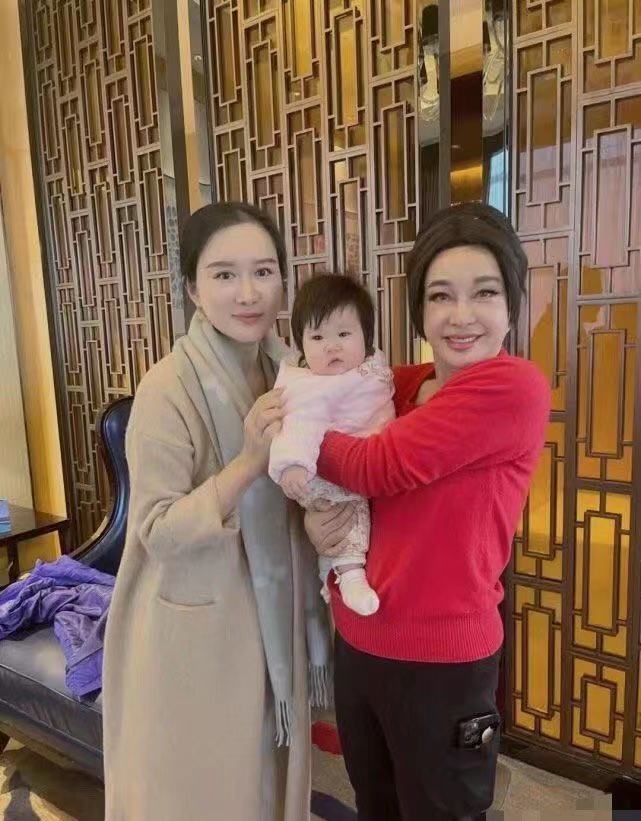 刘晓庆看望张纪中一家，最困难的时候有知遇之恩，友情深厚