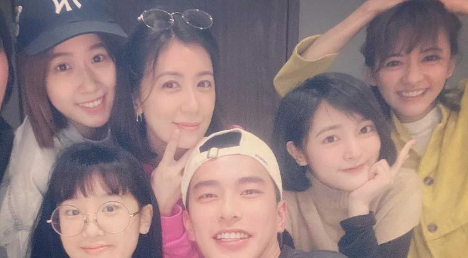 46歲賈靜雯帶女兒聚餐，C位出鏡超凍齡，被讚像少女團體