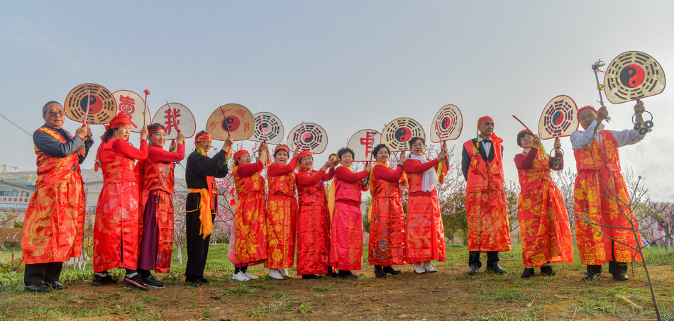 翠湖：桃花灼灼春色美，扇鼓咚咚夕阳红