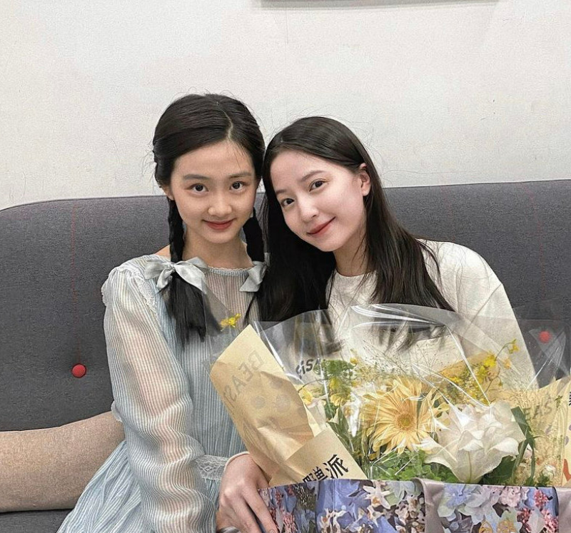 黄磊女儿后台花絮照曝光！身形纤瘦下巴尖，化