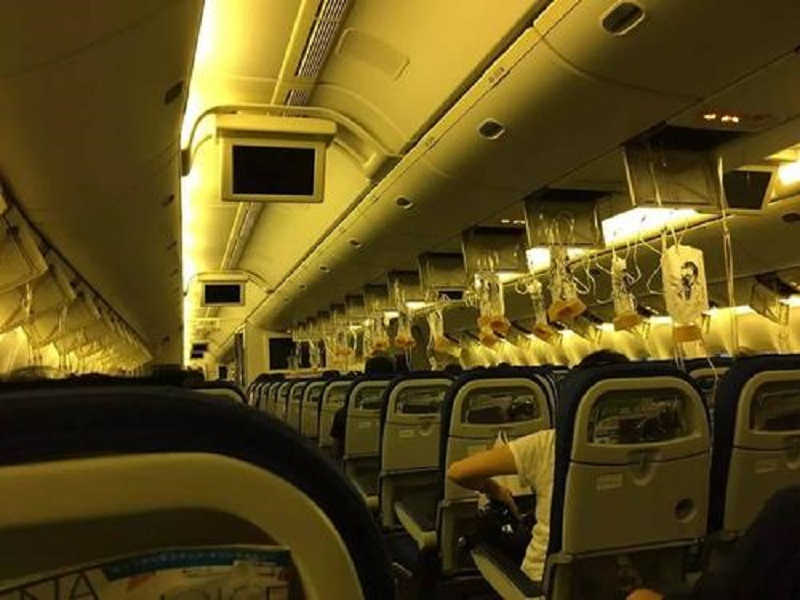 在空中遇到紧急情况，只能选择相信机组人员，