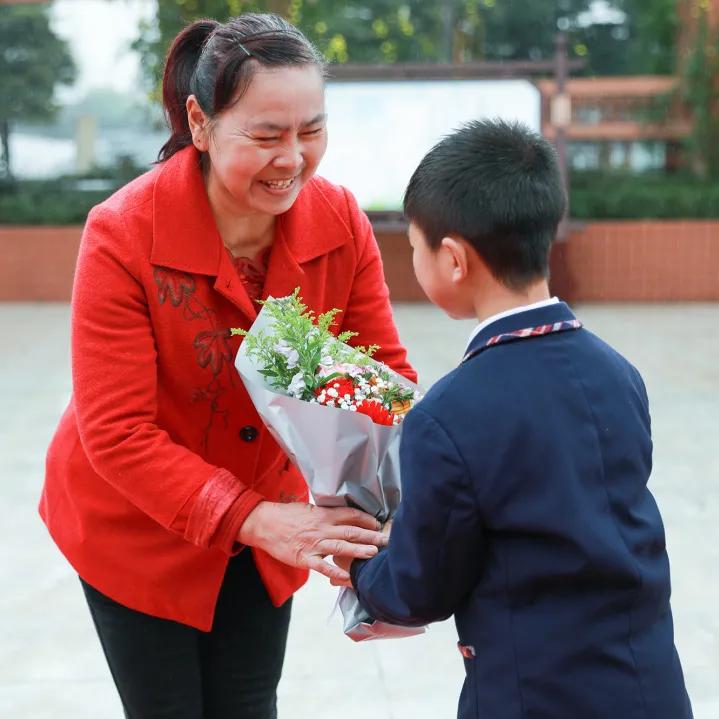 老师，您笑起来真好看——记双流区金桥小学“三八”妇女节活动