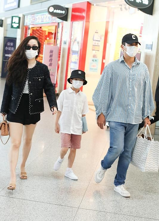 霍思燕一家走机场，夫妻均发福！杜江穿得像女人，嗯哼帽子2千多