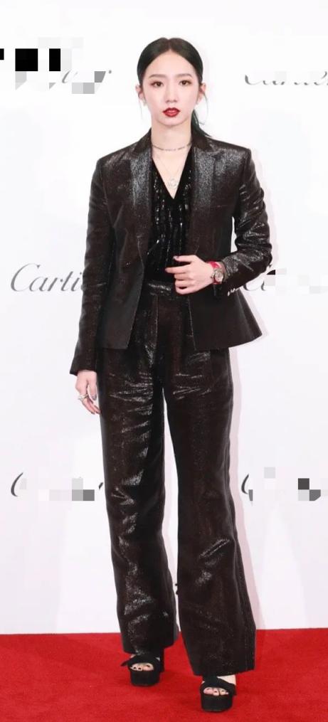 奚梦瑶不顾豪门规定，深v礼服一直开到肚脐？孟美岐状态不敌宋茜