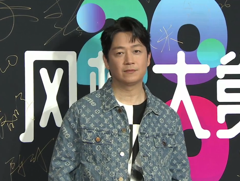 风格大赏明星穿搭：惠英红像鸡毛掸子，许佳琪