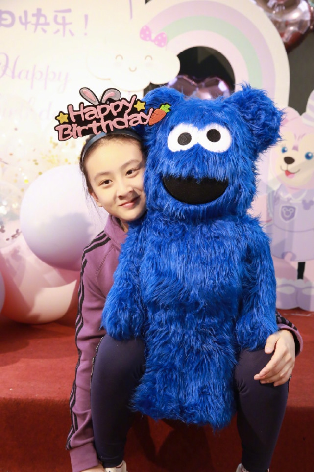 田亮夫婦為女兒慶生，一家四口幸福同框，13歲森碟身高直追爸媽