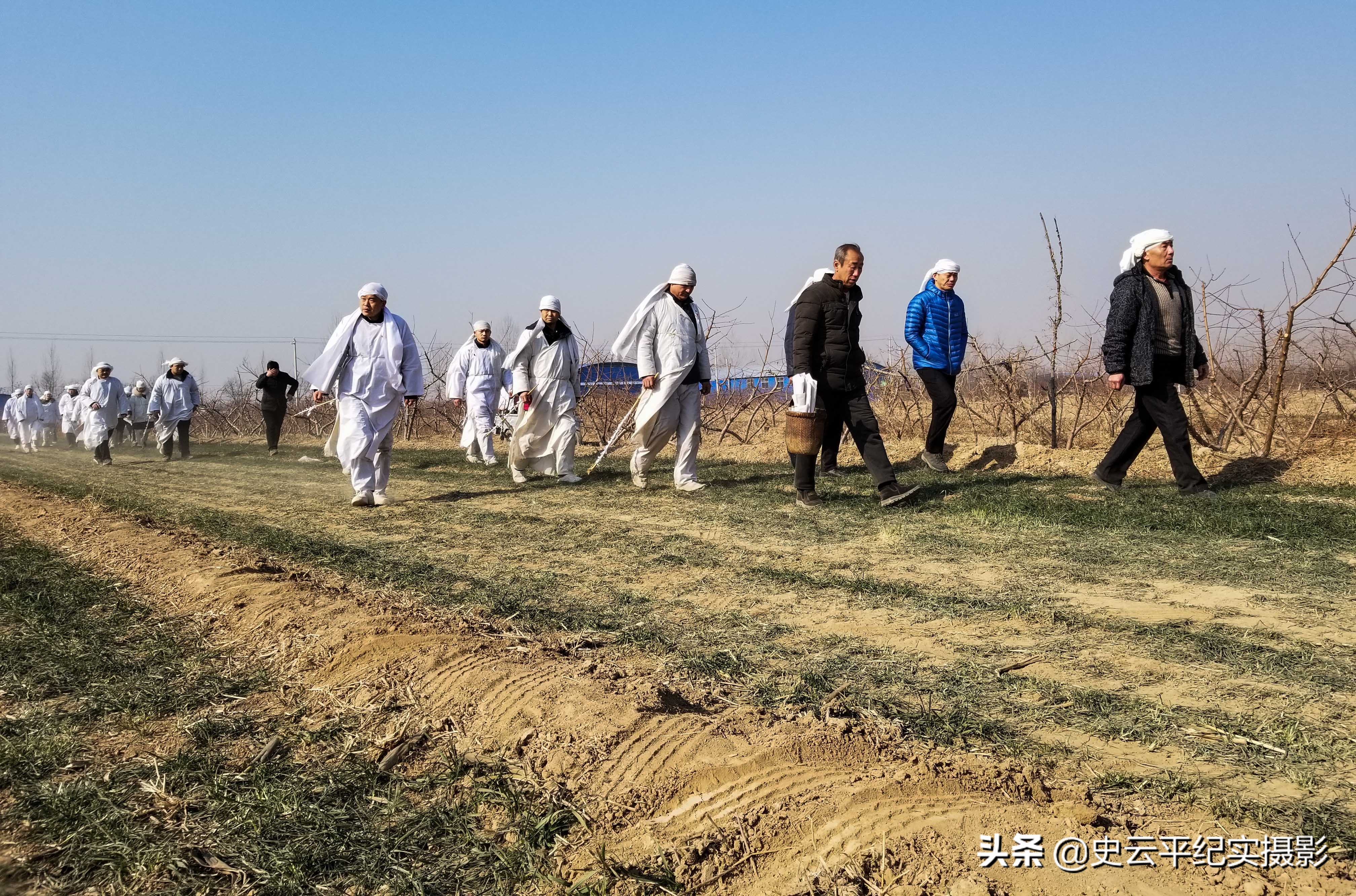 农村老人去世先生用高科技在地里规划坟院，这种风俗看你见过吗