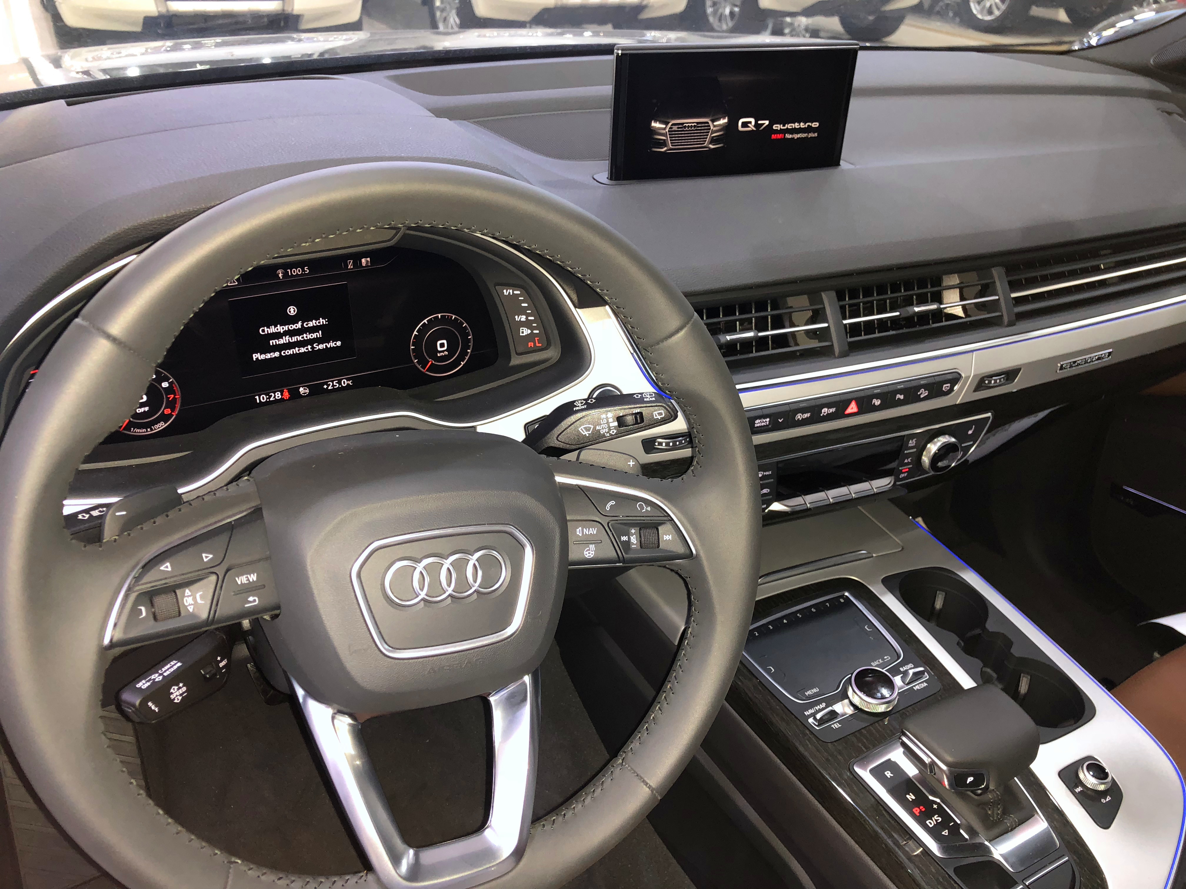 天津港2019款特价奥迪q7真皮座椅配底盘升降